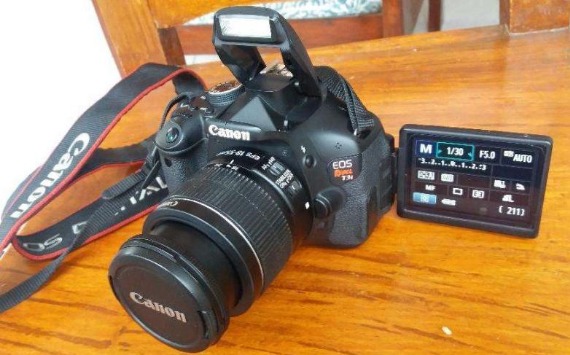 600D Canon EOS T3i DSLR Flip LCD photo